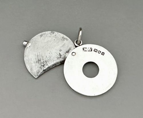 A UNUSUAL EDWARDIAN SILVER CHEROOT CUTTER - ADDITIONAL PHOTO 1