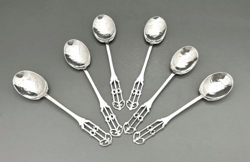 fig 3. A superb set of 6 boxed silver Arts & Crafts teaspoons by Amy Sandheim