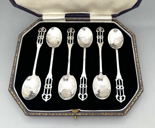 fig 1. A superb set of 6 boxed silver Arts & Crafts teaspoons by Amy Sandheim