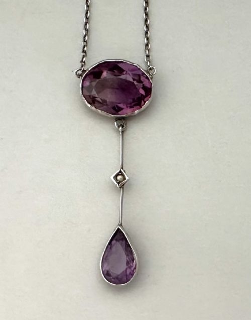 AN ELEGANT EARLY 20TH CENTURY SILVER AMETHYST NECKLACE PENDANT - ADDITIONAL PHOTO 1