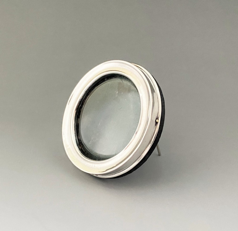 A small George V round silver photo frame
