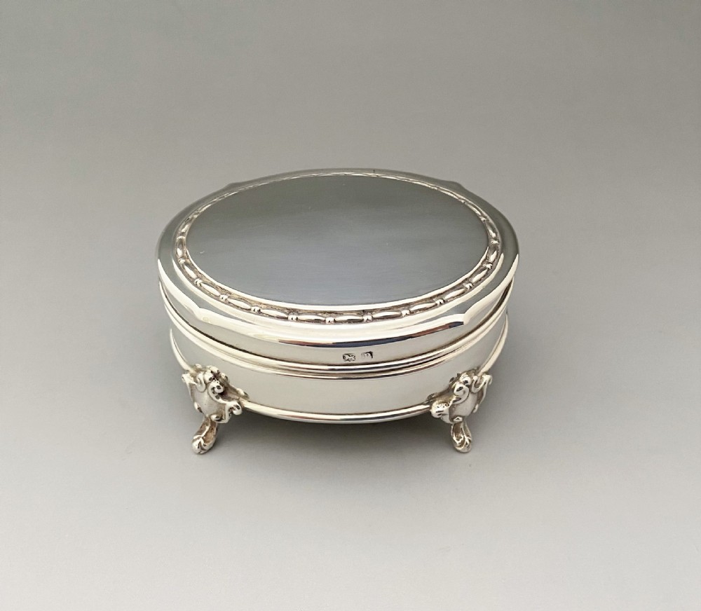 A lovely George V period silver trinket box