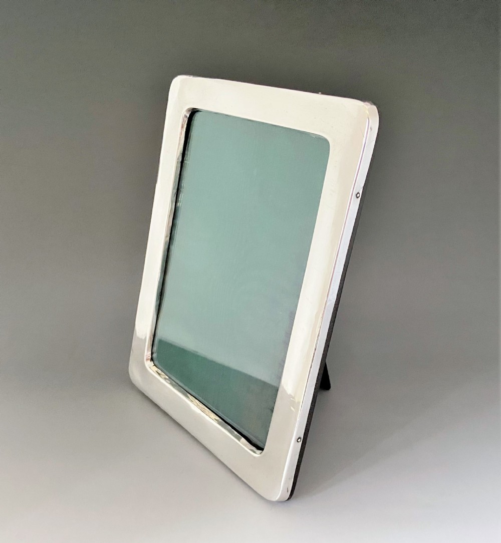 A good silver portrait photo frame