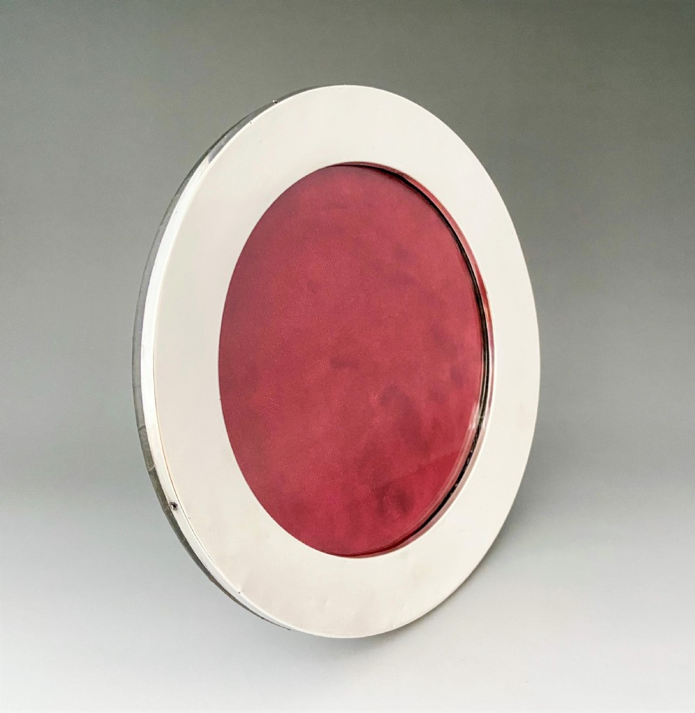 An Edwardian circular silver photo frame