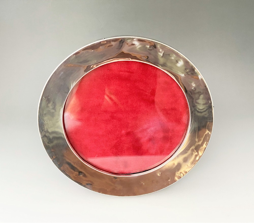 An Edwardian circular silver photo frame View V