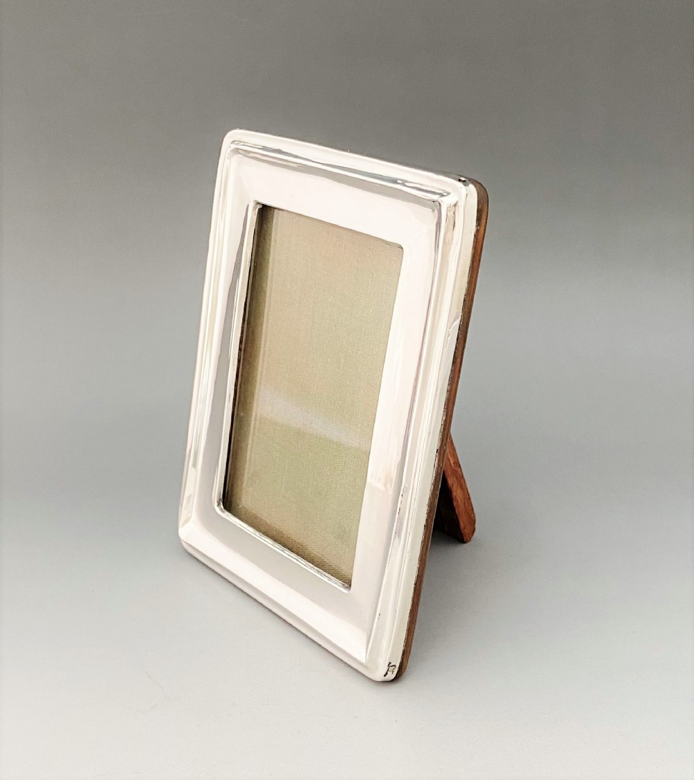 A lovely George V silver photo frame