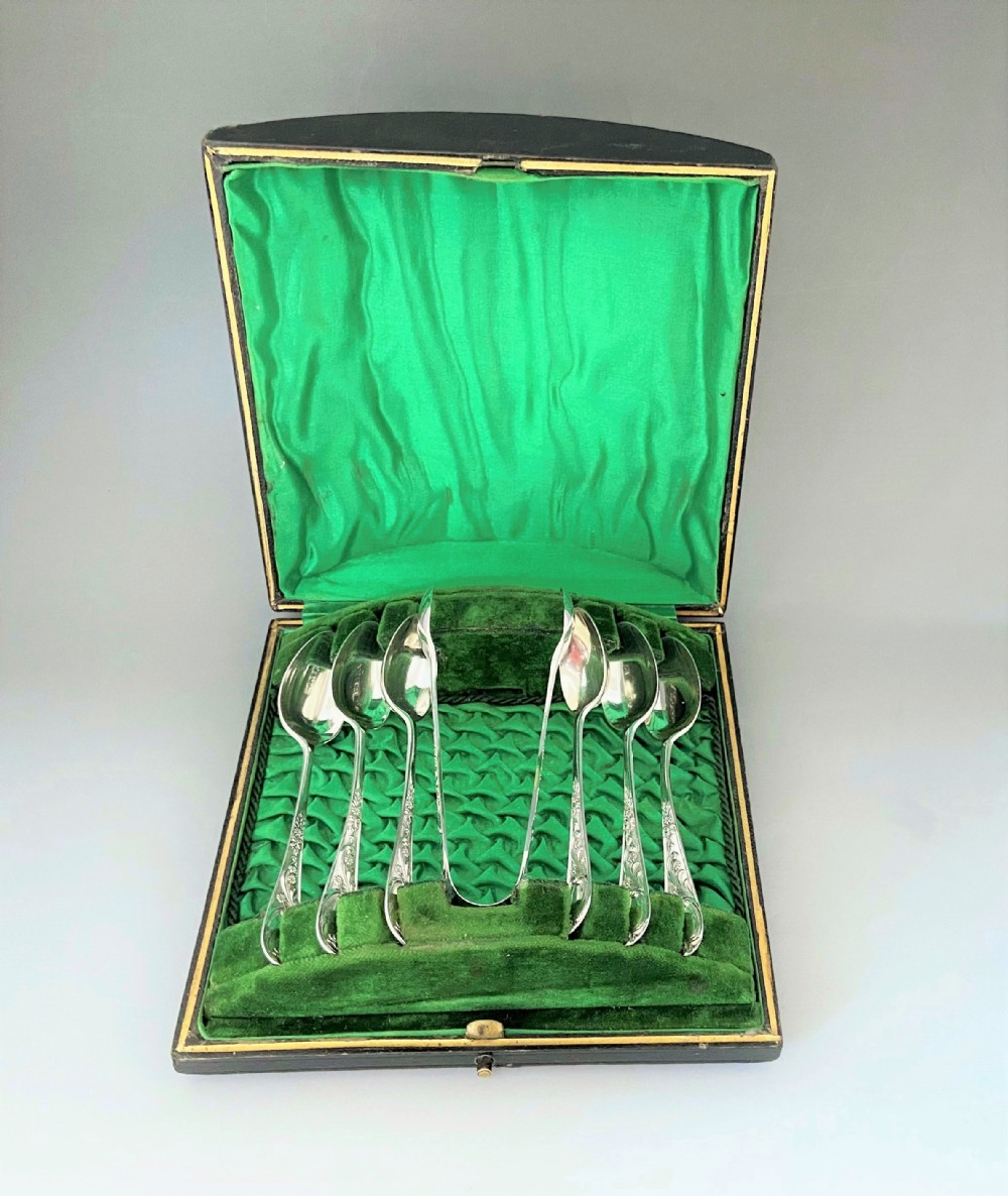 A lovely Edwardian boxed set of 6 teaspoons and matching tongs