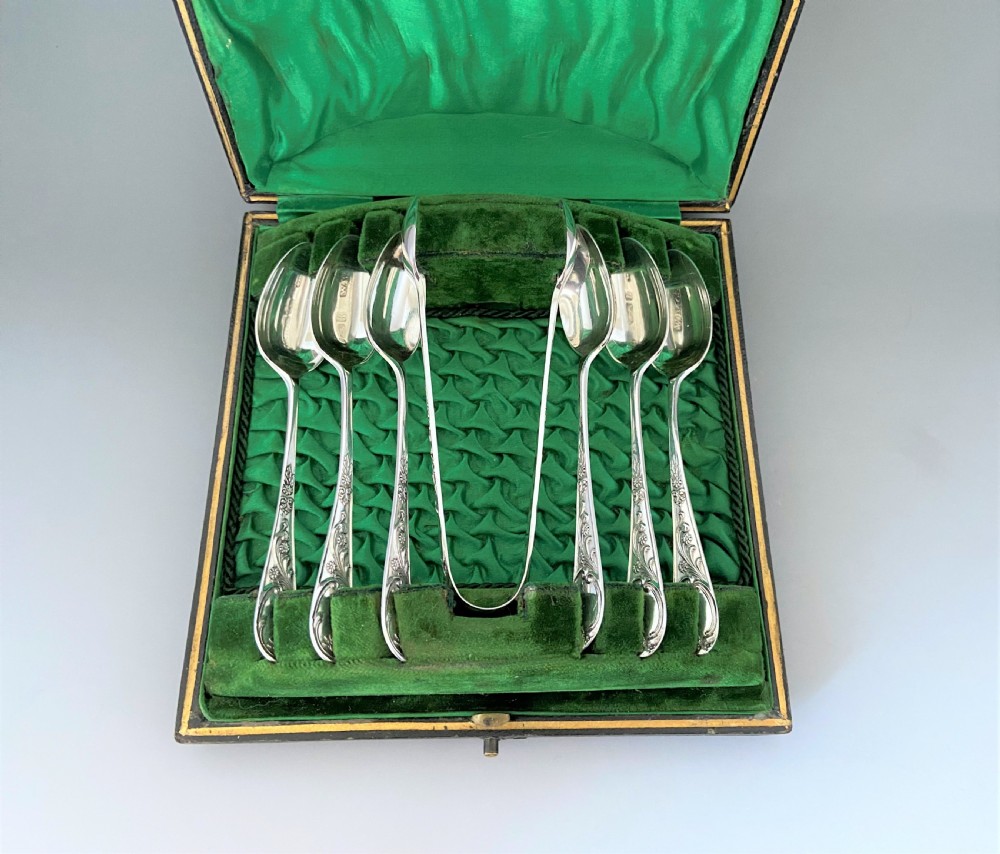 A lovely Edwardian boxed set of 6 teaspoons and matching tongs View II