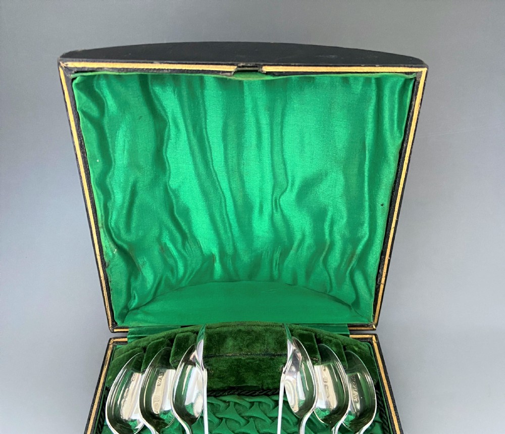 A lovely Edwardian boxed set of 6 teaspoons and matching tongs View III