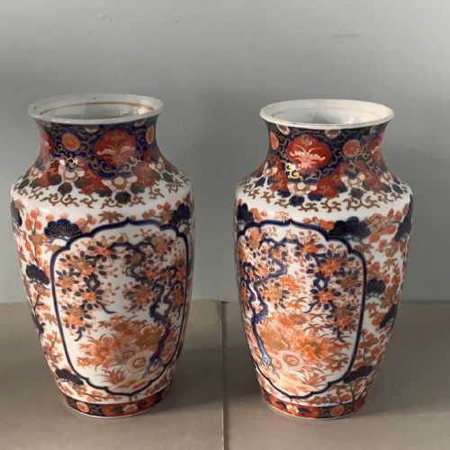 a pair of 19thc imari vases - CATEGORY: ANTIQUE VASES - DATED 19TH CENTURY