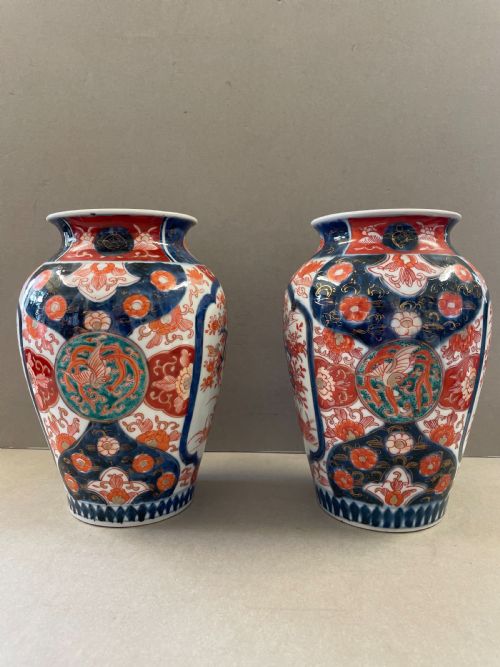 pair of 19thc imari vases - CATEGORY: ANTIQUE VASES - DATED 19TH CENTURY