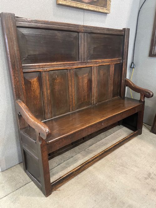 an antique 18thc high back oak settle - CATEGORY: ANTIQUE FURNITURE - DATED 18TH CENTURY