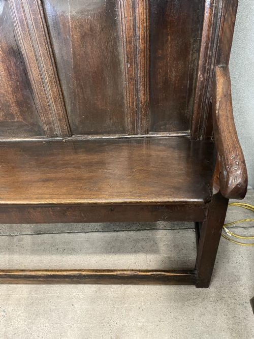 AN ANTIQUE 18THC HIGH BACK OAK SETTLE - ADDITIONAL PHOTO 3