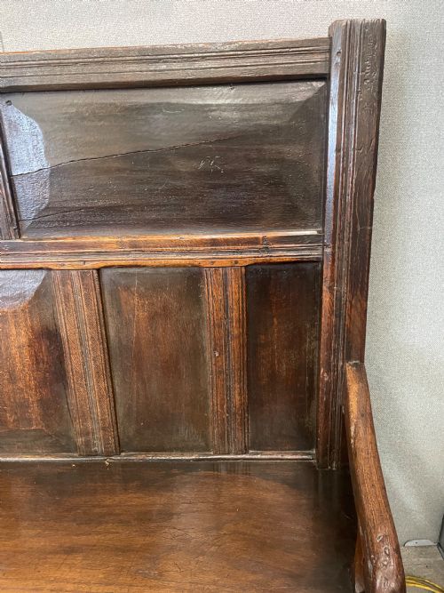 AN ANTIQUE 18THC HIGH BACK OAK SETTLE - ADDITIONAL PHOTO 4