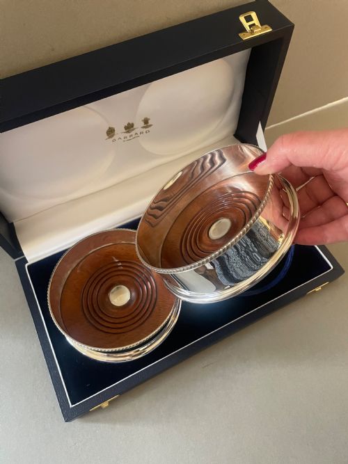 A VINTAGE PAIR OF GARRARD SILVER COASTERS - ADDITIONAL PHOTO 3