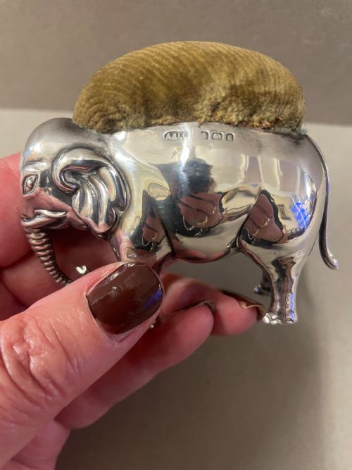 AN ANTIQUE SILVER ELEPHANT PIN CUSHION - ADDITIONAL PHOTO 1