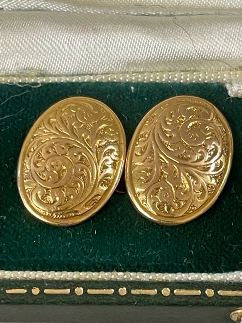 AN ANTIQUE PAIR OF 18CT CUFFLINKS - ADDITIONAL PHOTO 1