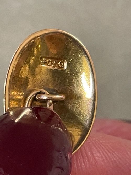 AN ANTIQUE PAIR OF 18CT CUFFLINKS - ADDITIONAL PHOTO 4