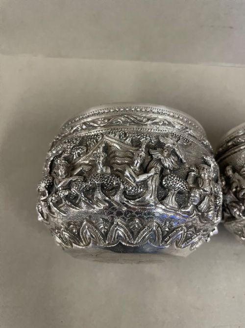 A PAIR OF ANTIQUE BURMESE SILVER HIGH RELIEF THABIEK BOWLS - ADDITIONAL PHOTO 1