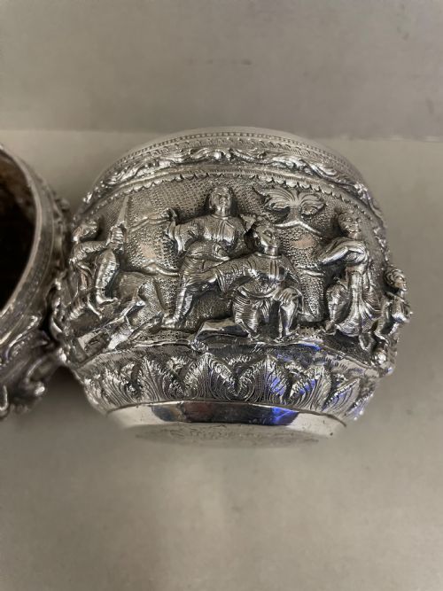 A PAIR OF ANTIQUE BURMESE SILVER HIGH RELIEF THABIEK BOWLS - ADDITIONAL PHOTO 2