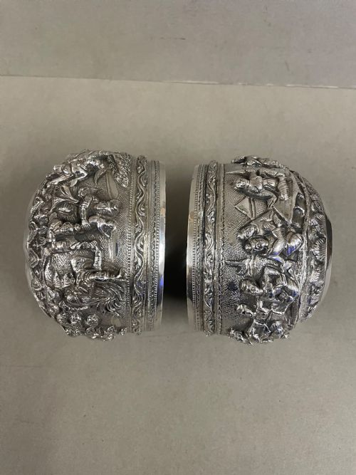 A PAIR OF ANTIQUE BURMESE SILVER HIGH RELIEF THABIEK BOWLS - ADDITIONAL PHOTO 3