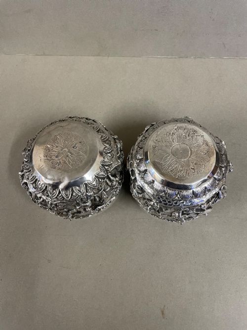 A PAIR OF ANTIQUE BURMESE SILVER HIGH RELIEF THABIEK BOWLS - ADDITIONAL PHOTO 4