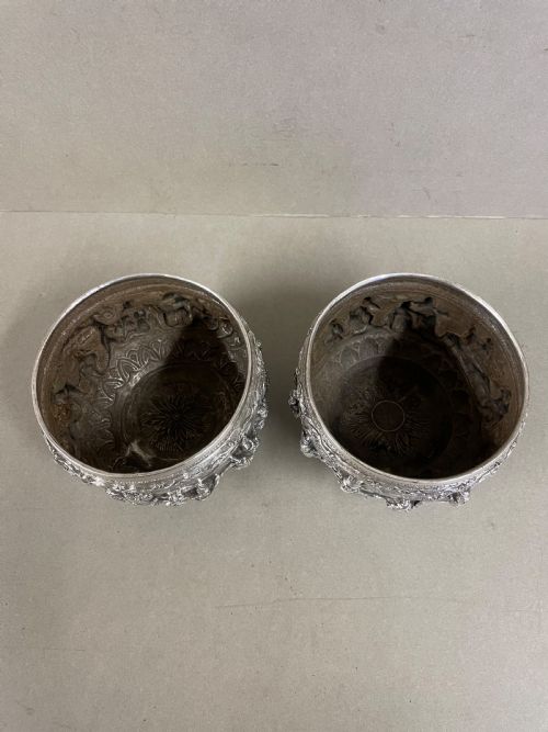 A PAIR OF ANTIQUE BURMESE SILVER HIGH RELIEF THABIEK BOWLS - ADDITIONAL PHOTO 5