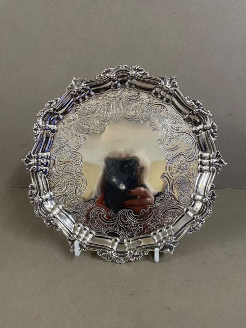 AN ANTIQUE GEORGIAN IRISH SILVER SALVER - ADDITIONAL PHOTO 1