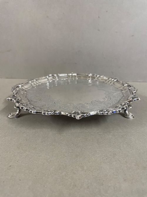 AN ANTIQUE GEORGIAN IRISH SILVER SALVER - ADDITIONAL PHOTO 4