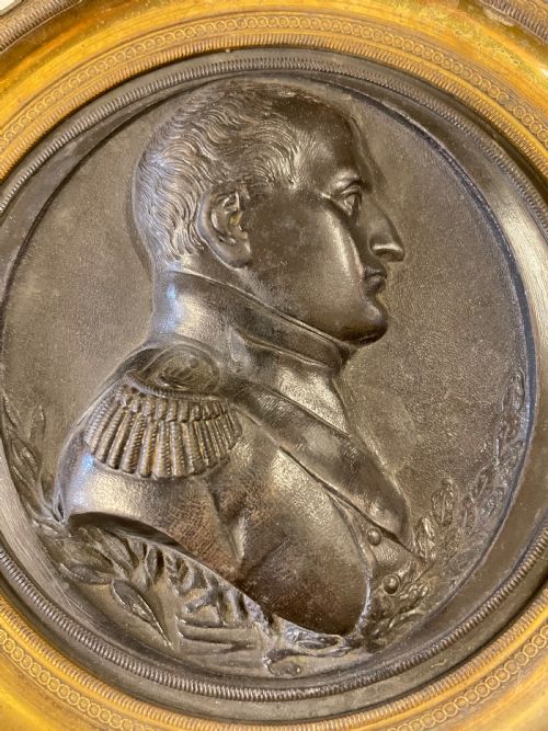AN ANTIQUE BRONZE ROUNDEL OF NAPOLEON BONAPARTE - ADDITIONAL PHOTO 1
