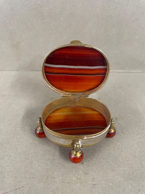 AN ANTIQUE BANDED AGATE TRINKET BOX - ADDITIONAL PHOTO 1