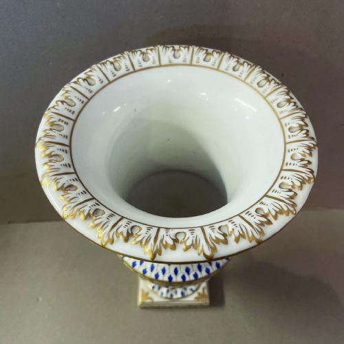 AN ANTIQUE DRESDEN VASE - ADDITIONAL PHOTO 3