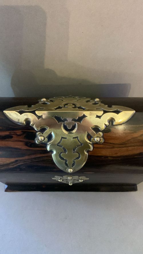 AN ANTIQUE COROMANDEL CASKET - ADDITIONAL PHOTO 4
