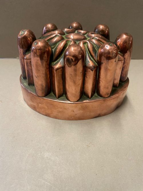 AN ANTIQUE COPPER JELLY MOLD - ADDITIONAL PHOTO 2