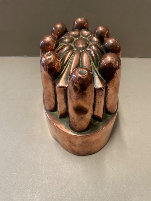 AN ANTIQUE COPPER JELLY MOLD - ADDITIONAL PHOTO 7