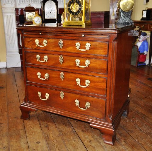 george iii bachelor's chest with brushing slide - CATEGORY: ANTIQUE CHEST OF DRAWERS - DATED 17TH CENTURY
