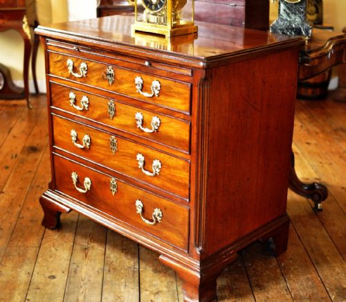 GEORGE III BACHELOR'S CHEST WITH BRUSHING SLIDE - ADDITIONAL PHOTO 1