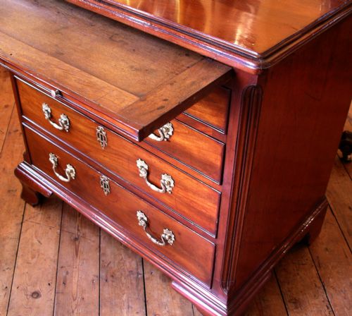 GEORGE III BACHELOR'S CHEST WITH BRUSHING SLIDE - ADDITIONAL PHOTO 2