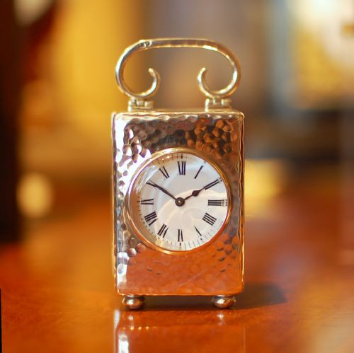 CLASSIC HAMMERED SILVER CARRIAGE CLOCK TIMEPIECE - ADDITIONAL PHOTO 3