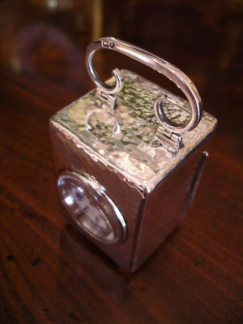 CLASSIC HAMMERED SILVER CARRIAGE CLOCK TIMEPIECE - ADDITIONAL PHOTO 4