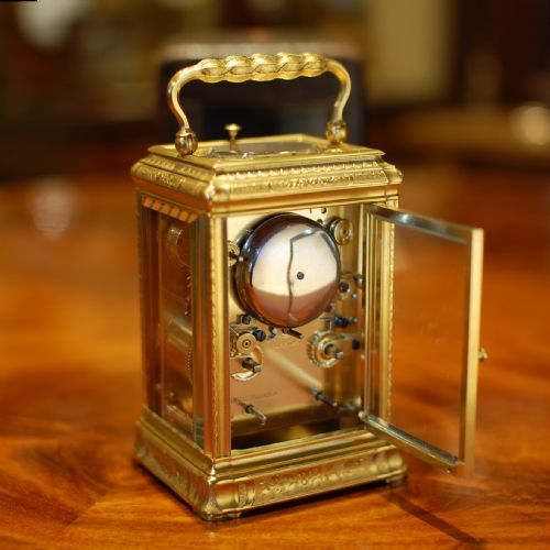FINE CARRIAGE CLOCK WITH CALENDAR - ADDITIONAL PHOTO 2