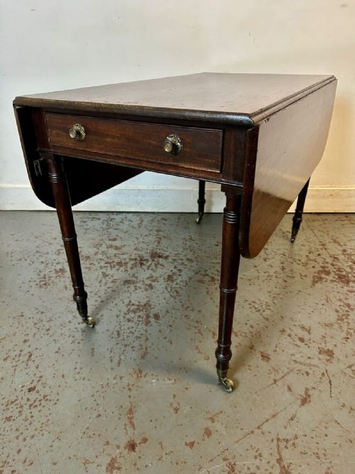 A Beautiful 200 Year Old Georgian Antique Mahogany Pembroke  Table.  C1820