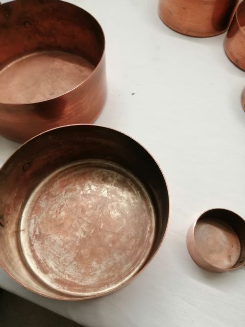 AN ANTIQUE SET OF FRENCH COPPER AND STEELIRON PANS - ADDITIONAL PHOTO 5