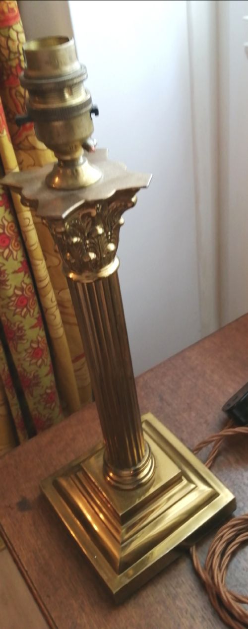 ANTIQUE BRASS CORINTHIAN COLUMN TABLE LAMP - ADDITIONAL PHOTO 1