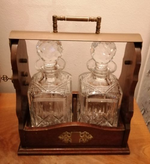 quality antique 2 decanter tantaluswith key - CATEGORY: ANTIQUE GLASS - DATED 1920
