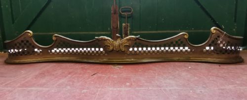 a fine antique serpentine brass country house fender - CATEGORY: ANTIQUE FIREPLACES - DATED 19TH CENTURY