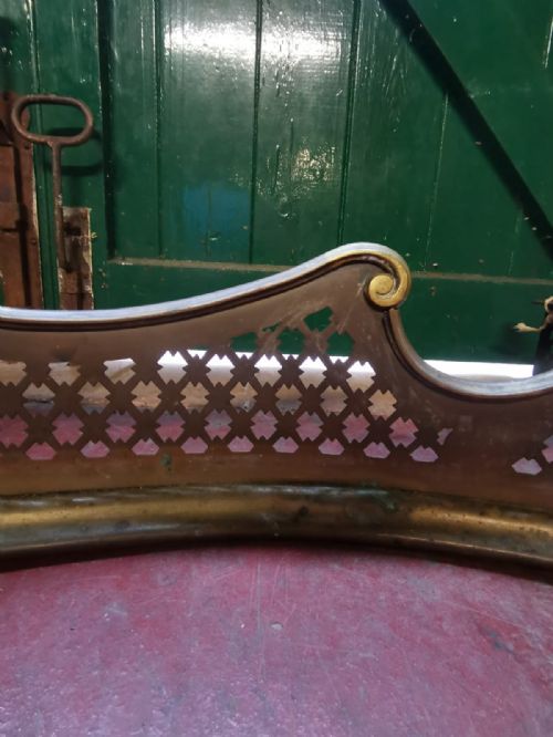 A FINE ANTIQUE SERPENTINE BRASS COUNTRY HOUSE FENDER - ADDITIONAL PHOTO 1