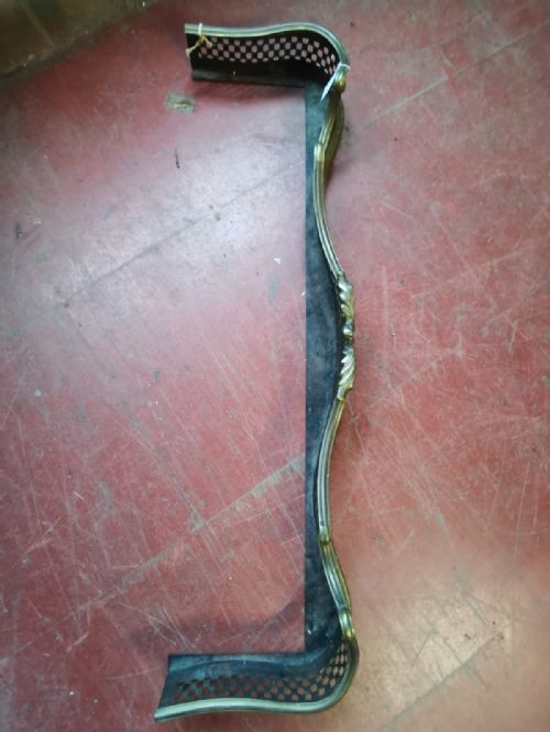 A FINE ANTIQUE SERPENTINE BRASS COUNTRY HOUSE FENDER - ADDITIONAL PHOTO 2