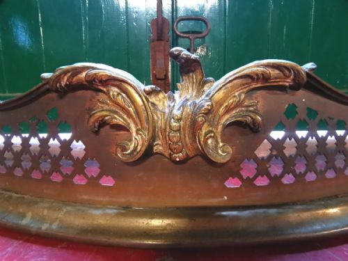 A FINE ANTIQUE SERPENTINE BRASS COUNTRY HOUSE FENDER - ADDITIONAL PHOTO 3