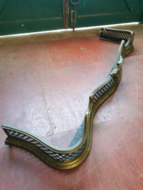 A FINE ANTIQUE SERPENTINE BRASS COUNTRY HOUSE FENDER - ADDITIONAL PHOTO 4